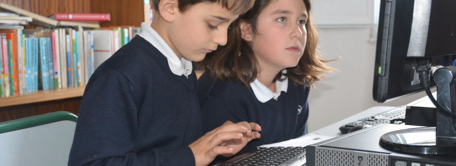 Alumnos de Educación Primaria trabajando en el ordenador