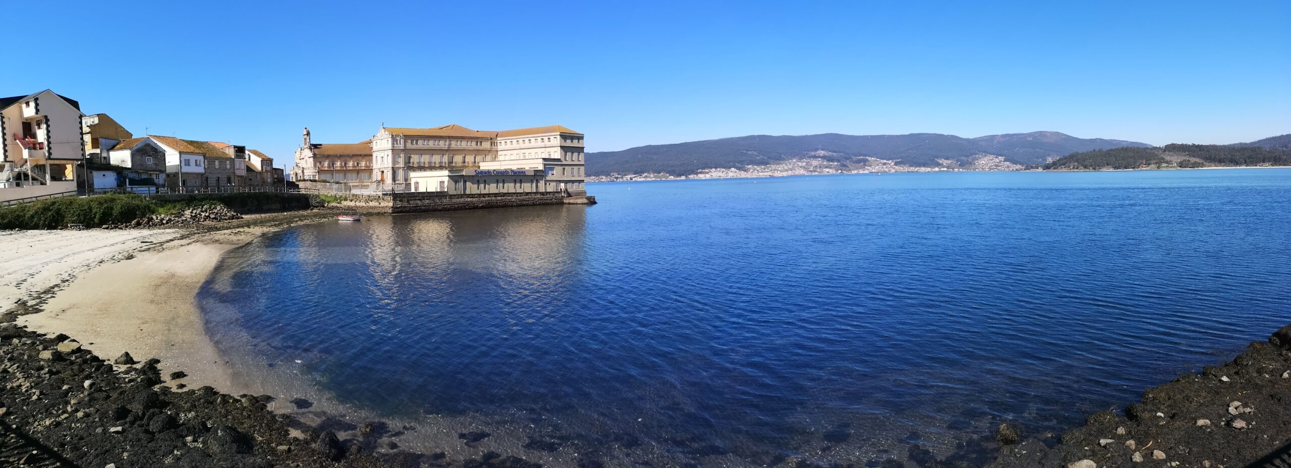 Edificio del colegio en la orilla del mar